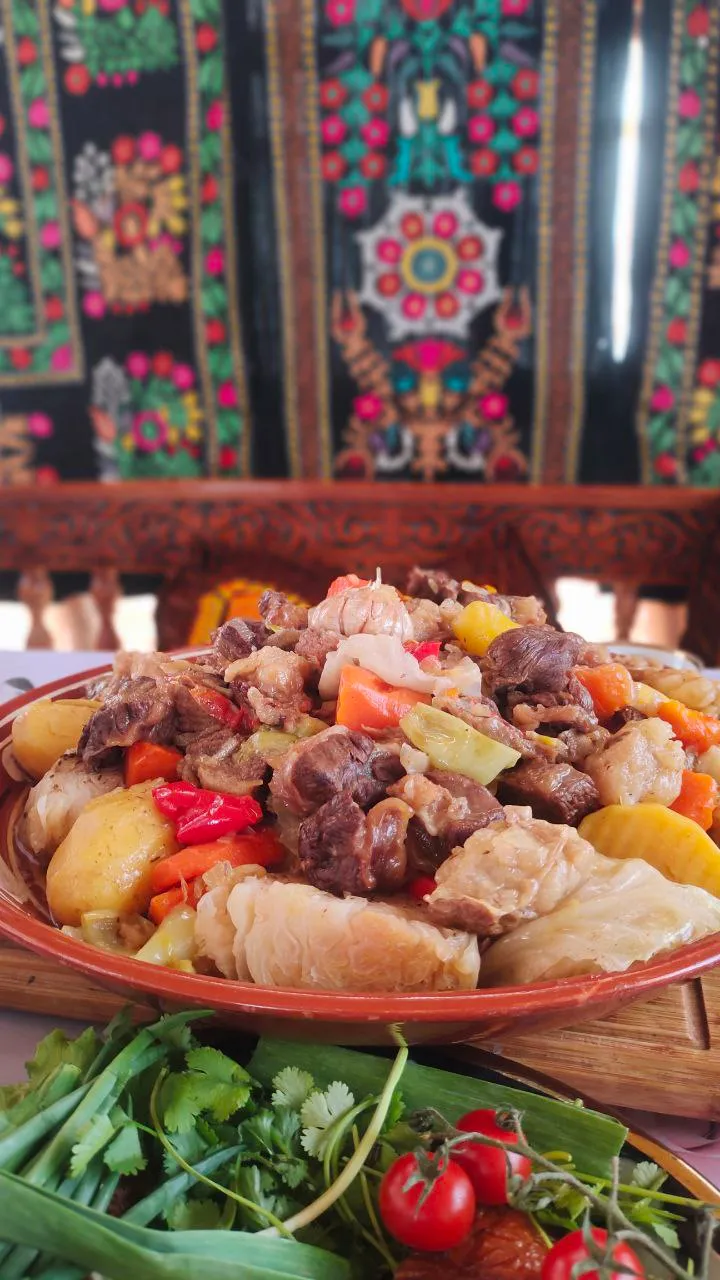 Oʻzbek dasturxonida goʻsht va sabzavotli qozon kabob
