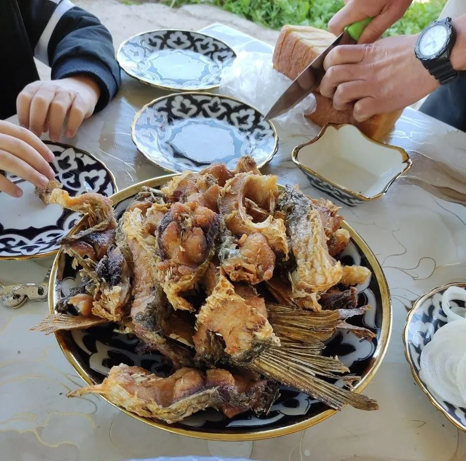 Oilaviy dasturxonda qovurilgan baliq