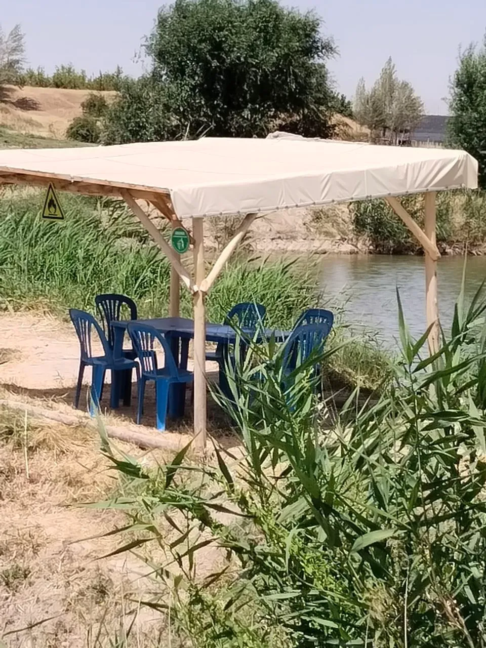 Suv boʻyida stol-stulli bepul soyabon